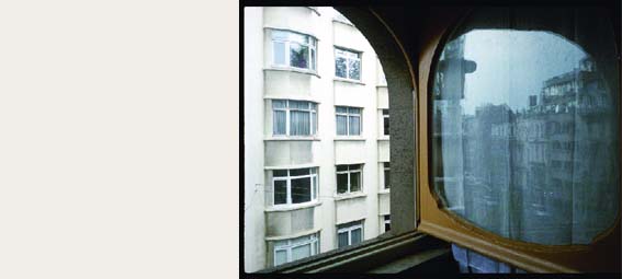 Ablakos, színes, 30×34 cm, 2003 Fenętre, épreuve couleur, 30×34 cm, 2003